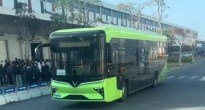 Mẫu xe buýt điện mới toanh của VinFast lăn bánh trong khuôn viên nhà máy