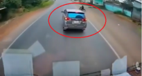 Ô tô gặp họa do tránh xe máy tự ngã: Bị xe sau húc lao xuống rãnh