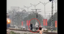 Lên án hành vi hai cô gái mải quay video 'sống ảo' khi tàu hỏa đang chạy