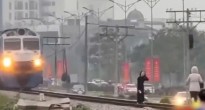 Lái tàu kể lại khoảnh khắc phanh gấp trước hai phụ nữ 'thả dáng' trên đường ray