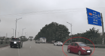 Tài xế ô tô khiến nhiều xe 'hú vía' khi liều lĩnh phóng ngược chiều trên cao tốc