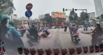 Vô tình rồ ga xe máy lao vào dải phân cách, người phụ nữ phản ứng bất ngờ khiến dư luận xôn xao