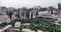 Vụ tai nạn xe chở dưa ở TP Vinh: Người dân giải cứu dưa hấu, tài xế đã tử vong