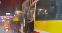 Phẫn nộ tài xế xe buýt mở cửa đập trúng người đi xe máy: Đã bị phạt và đình chỉ công tác