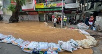 Bùn đất bất ngờ trào lênh láng trên phố khi đào ngầm metro ở Hà Nội