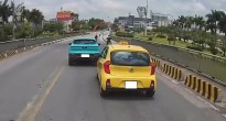 Phẫn nộ hai taxi lạng lách, chèn ép nhau giữa phố như phim hành động