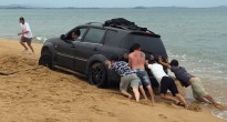 Thêm một vụ tài xế tự ý lái xe xuống bãi biển Tuy Hòa: Trò vui phút chốc, hậu quả khôn lường