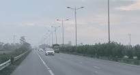 Quốc lộ chìm trong 'biển sương' sau mùa gặt, tài xế căng mắt vượt đường