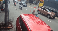 Bị nhắc nhở vì ném rác, người đàn ông lao xuống ô tô đạp nữ tài xế xe ôm công nghệ ngã sõng soài