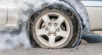 Lốp xe ô tô nổ bất ngờ khi đang chạy: Vì sao xảy ra và xử lý thế nào cho đúng?