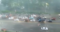 Mưa giông bất ngờ, làm sao để lái xe an toàn và không bị cuốn vào nguy hiểm?