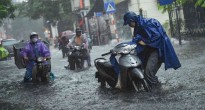 Đi xe máy mùa mưa ngập, làm gì để tránh cảnh 'chết máy - tốn tiền'?