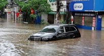 Loạt xe sang tiền tỷ mắc kẹt giữa biển nước sau trận mưa lớn ở Hà Nội