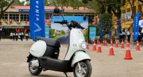 Phụ huynh phân vân: Nên mua xe máy xăng 50cc hay xe máy điện VinFast cho con em đi học?