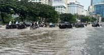 Nhiều tuyến đường Hà Nội thành 'ao hồ' sau mưa lớn, người dân chật vật lội nước đi làm