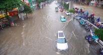 Mưa lớn xối xả do hoàn lưu bão Matmo khiến nhiều tuyến phố Hà Nội biến thành 'sông'