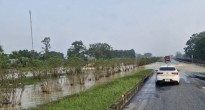 Nước lũ bất ngờ tràn lên cao tốc Hà Nội - Thái Nguyên, xe gầm thấp phải đổi hướng