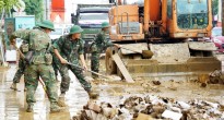 Bùn đất phủ kín đường phố Thái Nguyên, quân đội và người dân đồng lòng khắc phục hậu quả