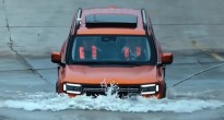 Ô tô Trung Quốc có thể 'bơi' gần 1,5 km, hoàn thành hành trình vượt sông sau hơn 20 phút