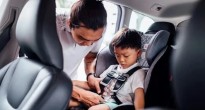 Từ năm 2026, tài xế chở trẻ dưới 10 tuổi ngồi ghế trước có thể bị phạt tới 1 triệu đồng