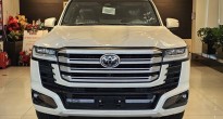 Cận cảnh Toyota Land Cruiser 300 HEV tại đại lý: 'Ăn xăng' 10 lít/100 km, giá từ 4,71 tỷ đồng