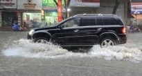 Lái ô tô qua đường ngập: 4 lỗi dễ khiến xe hư hỏng nặng