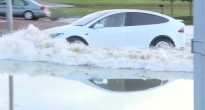 'Tin lời' Elon Musk, tài xế cho xe điện Tesla lội qua đường ngập nước và cái kết