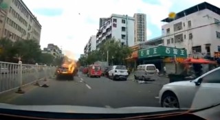 Kinh hoàng với chiếc Toyota Camry bốc cháy trên đường phố đông đúc