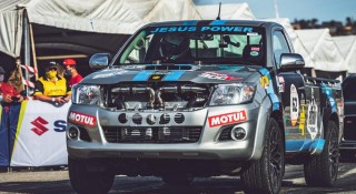 Điều gì sẽ xảy ra khi Toyota Hilux được trang bị khối động cơ V12 tăng áp kép?