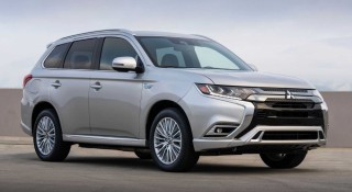 Động cơ Mitsubishi Outlander PHEV 2021 nâng cấp ấn tượng, di chuyển xa hơn