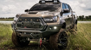 Toyota Hilux cơ bắp với gói độ mới, 'một chín một mười' với Ford Ranger Raptor