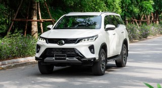Toyota Fortuner 2022 ra mắt Việt Nam: Bổ sung trang bị, giá tăng nhẹ đấu Hyundai Santa Fe