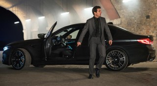 Tài tử Tom Cruise bị trộm chiếc BMW 7-Series “trắng trợn” ngay trước đồn cảnh sát