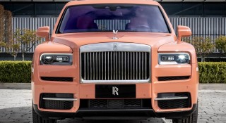 Rolls-Royce Cullinan phá cách nhẹ nhàng hơn với màu sơn ngoại thất hồng cam