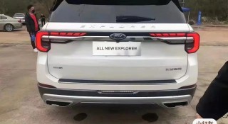 Lộ diện Ford Explorer 2023 với cụm đèn hậu mới đồ sộ, màn hình giải trí khổng lồ