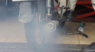 Miễn phí kiểm định khí thải xe máy cho người nghèo