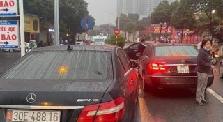 Cuộc gặp gỡ 'định mệnh' của 2 chiếc Mercedes có biển số giống hệt nhau trên phố Hà Nội