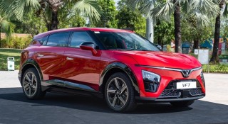 Nghịch lý giá xe 2025: Toyota giảm sâu vẫn 'đắt', VinFast thắng thế nhờ giá lăn bánh và công nghệ