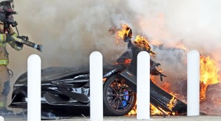 Siêu xe McLaren 765LT trị giá 358.000 USD bị thiêu rụi hoàn toàn sau khi bốc cháy ngay tại trạm xăng
