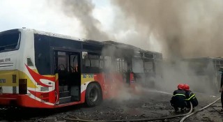 [Video] Hàng loạt xe khách cũ bị bốc cháy tại Bắc Giang, thiệt hại lên tới gần 1 tỷ đồng