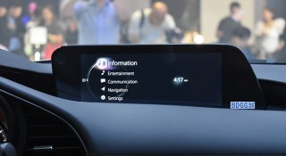 Tại sao Mazda 3 mới không có hệ thống thông tin giải trí màn hình cảm ứng?