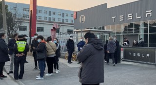 Tesla tạm đóng cửa đại lý ở Trung Quốc, tuyên bố không bồi thường cho người biểu tình