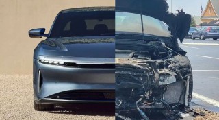 Xe điện hạng sang bốc cháy khi đứng yên trong bãi đậu xe