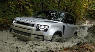 SUV hạng sang Land Rover Defender 90 off-road chính thức ra mắt, giá quy đổi từ 2 tỷ đồng