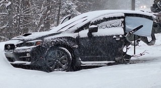 Subaru WRX bị cắt làm đôi sau khi cố gắng vượt qua máy cày tuyết