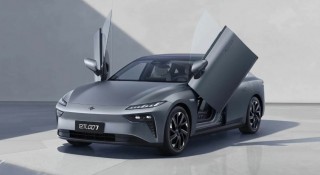 Xe điện Trung Quốc trang bị cửa cắt như siêu xe mà giá quy đổi chỉ 550 triệu đồng