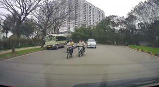 Phẫn nộ 2 thanh niên đi xe máy chửi bới, tung cước đạp người phụ nữ trên đường