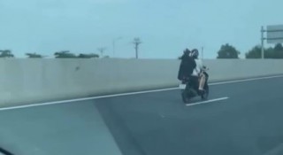 Nữ báo thủ đi xe máy 'bất chấp' di chuyển trong làn cao tốc 120 km/h