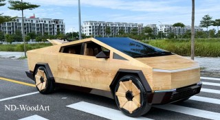 Tỷ phú Elon Musk phấn khích trước chiếc bán tải Tesla Cybertruck bằng 'gỗ' của thợ Việt