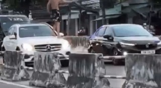 Bất bình hành vi của người nước ngoài chặn nhiều ô tô và đập phá tại Nha Trang
